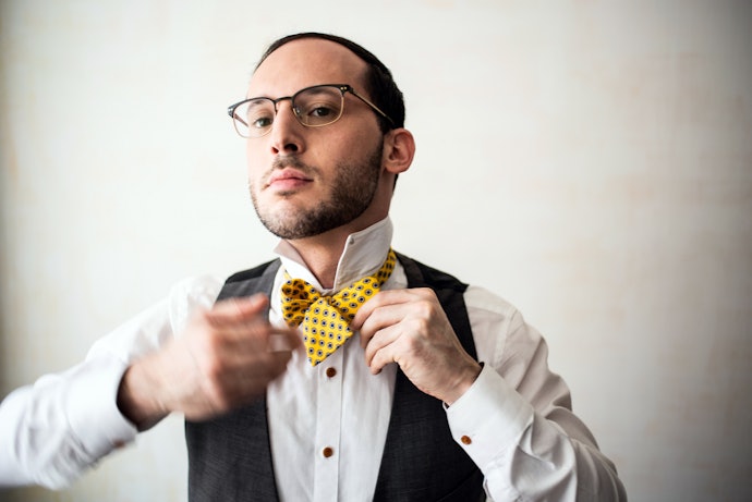 Untuk acara semiformal atau kasual, pertimbangkan dasi kupu-kupu bermotif yang eye catching