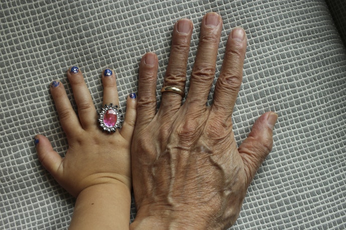 Hindari membeli cincin yang ukurannya kebesaran karena rawan lepas dan tertelan oleh bayi