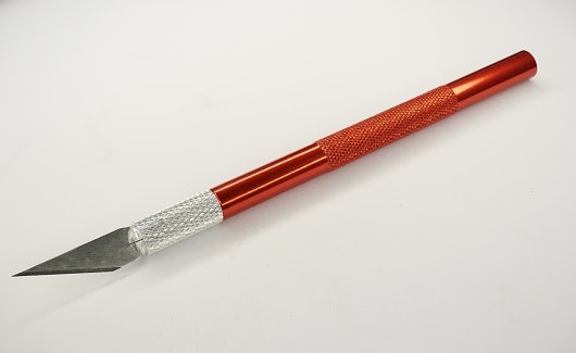 Cari cutter khusus untuk pekerjaan tertentu, misalnya pen cutter dan cutter akrilik
