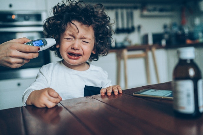Untuk bayi di atas 6 bulan, bisa pertimbangkan pilihan termometer digital dengan metode oral dan ketiak, atau termometer infrared timpani yang lebih nyaman digunakan