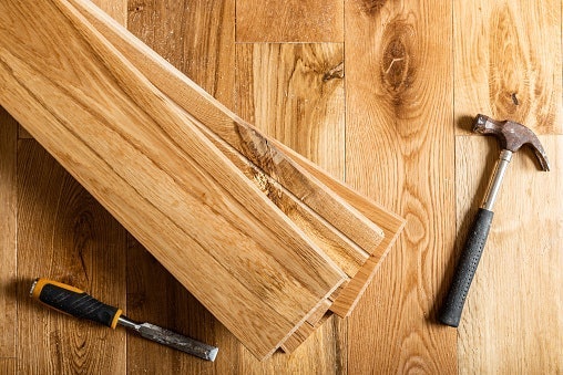 Untuk meja yang awet, gunakan material solid wood dan logam