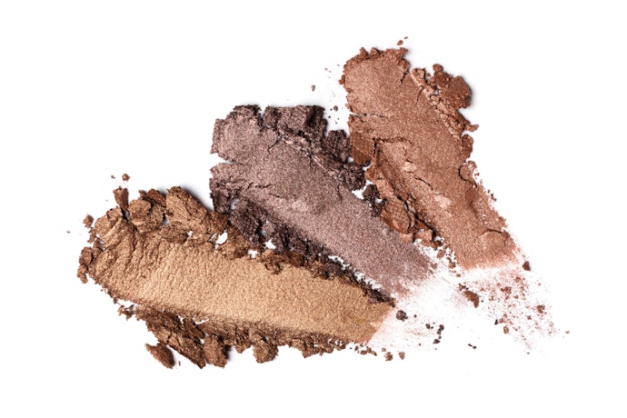 Pertimbangkan bronzer dengan efek kilau atau shimmer