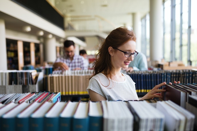 Pertimbangkan buku yang memberikan tutorial berinvestasi