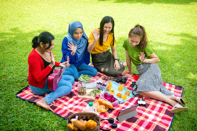 Untuk piknik, pilih tikar dari poliester atau microsatin ukuran 150 cm x 180 cm yang antiair dan bisa dilipat kecil