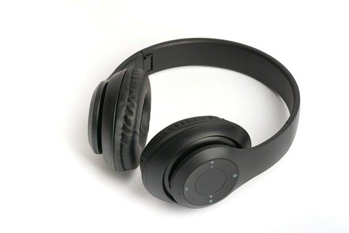 Perhatikan desainnya; model on-ear yang compact atau over-ear yang nyaman di telinga