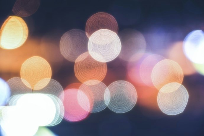Untuk menghadirkan ragam ambience, utamakan lampu RGB yang kaya warna