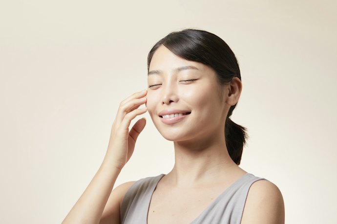 Jika kulit Anda sensitif, pilih eye cream yang berisi pelembap dan antioksidan saja