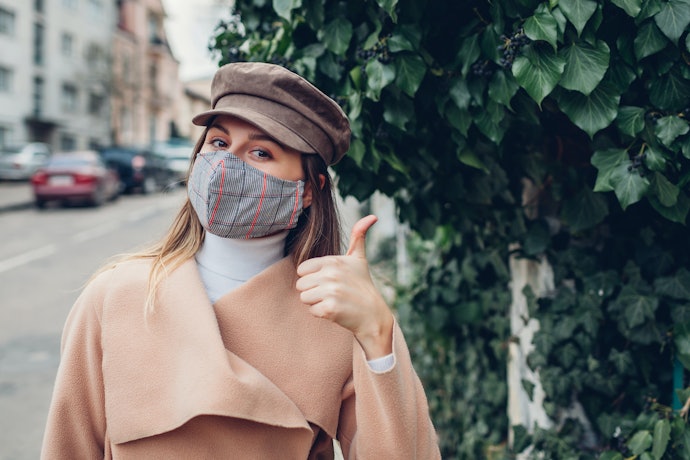 Jika Anda sering memakai lipstick, utamakan masker tipe duckbill