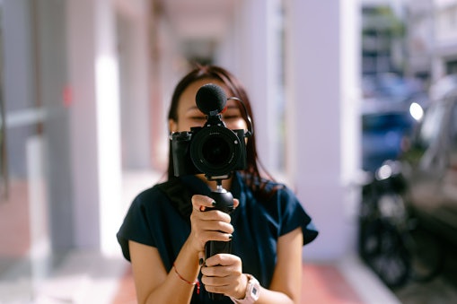 Untuk kebutuhan merekam video, pilih kamera mirrorless yang lebih ringkas dan terjangkau dengan resolusi rekam 4K atau 6K