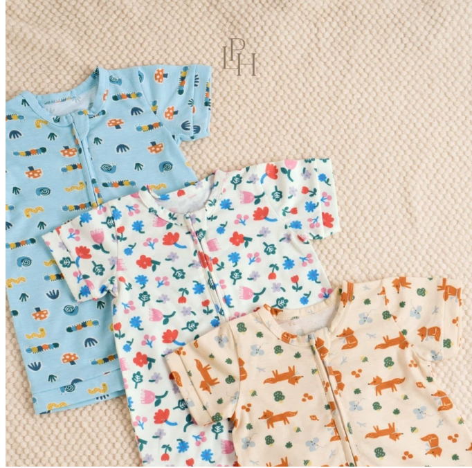 Sesuaikan model baju dengan usia dan tahap perkembangan bayi; sleep suit, onesie, set atasan & bawahan, atau romper