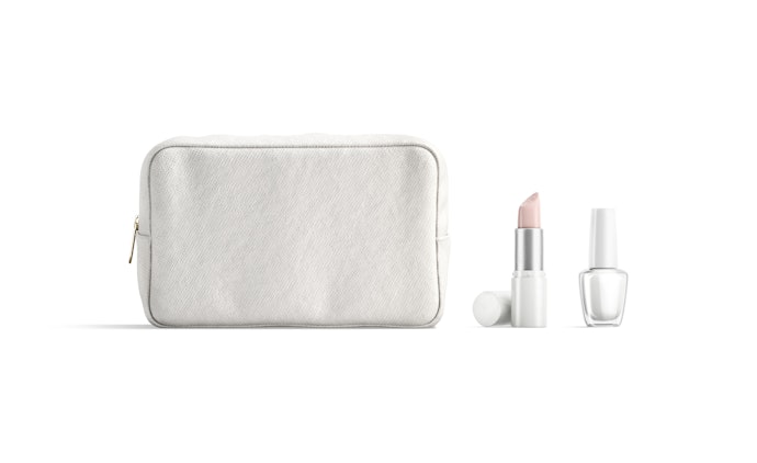 Untuk traveling atau dibawa di dalam tas, pilih tas makeup kecil seperti pouch kosmetik atau makeup travel bag