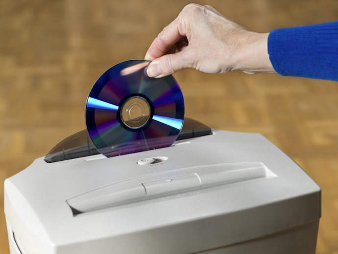 Pertimbangkan fitur tambahan untuk pengusaha besar atau instansi, misalnya yang dilengkapi dengan reverse function, overheating protection, atau kemampuan memotong kaset CD/DVD
