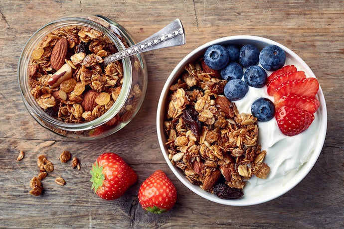 Bila Anda sering mengalami sembelit, komsumsi saja yogurt dengan tambahan buah atau granola