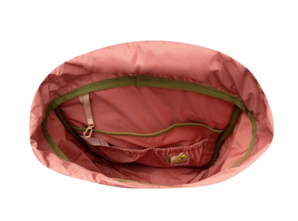 Perhatikan fitur travel bag untuk kenyamanan dan kepraktisan, seperti bukaan lebar, kompartemen khusus, dan grab handle