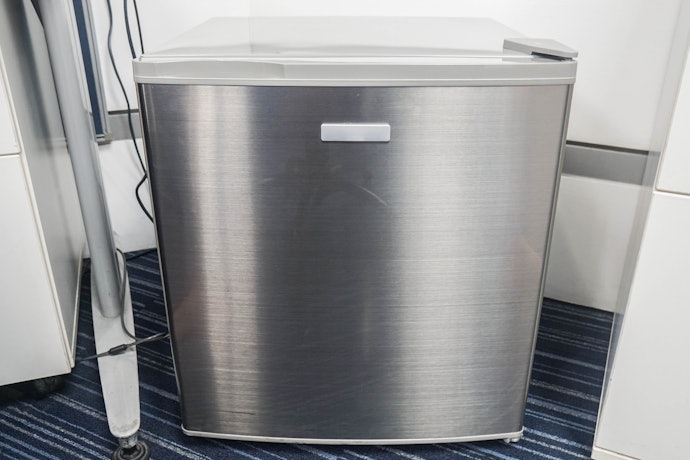 Apabila penempatan kulkas minibar cukup sempit, carilah kulkas minibar dengan pintu reversible