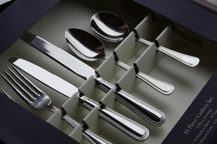 Untuk souvenir, utamakan produk stainless steel yang dilengkapi wadah dan kartu ucapan