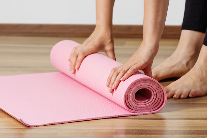 Prioritaskan matras yoga memiliki ketebalan 5 atau 6 mm supaya lutut atau bagian tubuh lain tidak sakit saat menjadi tumpuan