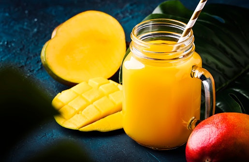 Pilih yang mengandung lebih dari 50% buah mangga asli bila Anda mencari rasa jus mangga yang autentik