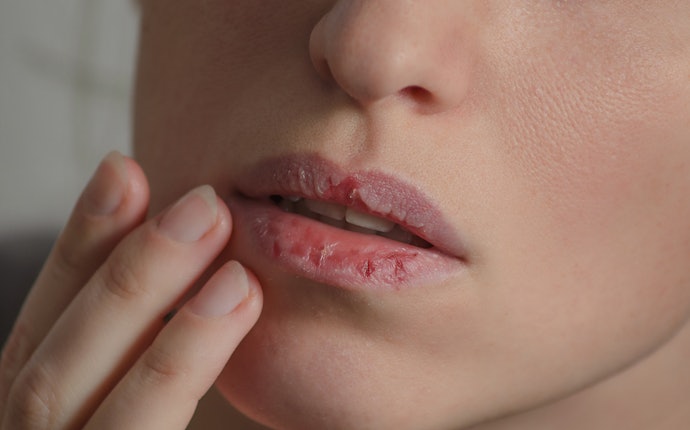 Bagi pemilik bibir sensitif, hindari lip mask yang mengandung alkohol, pewangi, dan pewarna