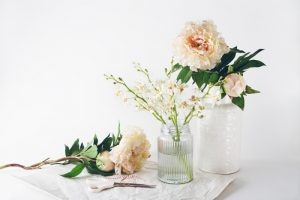 Agar kian romantis, hadiahkan benda yang jumlahnya sesuai usia pernikahan Anda