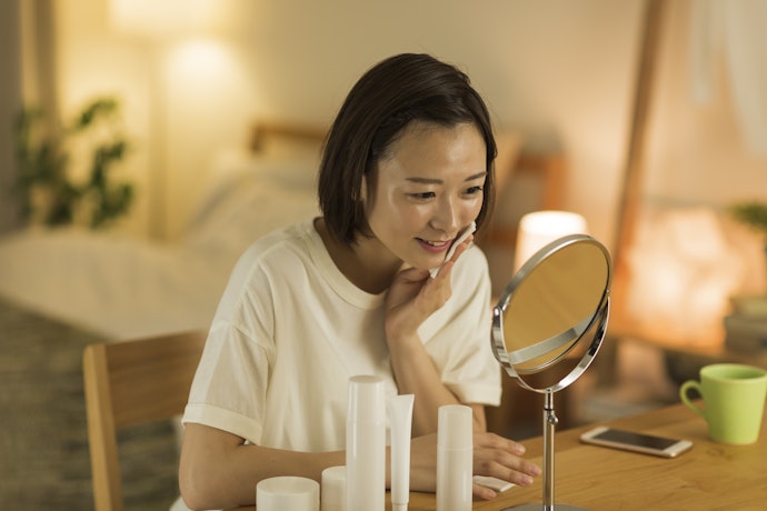 Bila kulit Anda kering, pilih toner lokal yang rendah alkohol (<10%) dengan kandungan yang bisa melembapkan secara intensif, seperti gliserin, ceramide, atau hyaluronic acid
