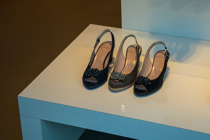 Pertimbangkan sandal wedges model peep toe warna netral untuk acara resmi