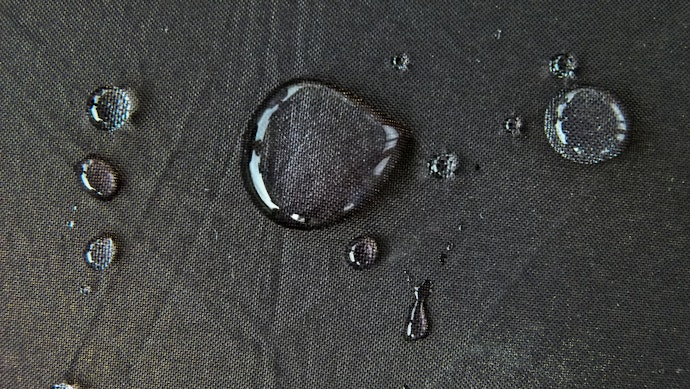 Pertimbangkan tas pinggang yang waterproof