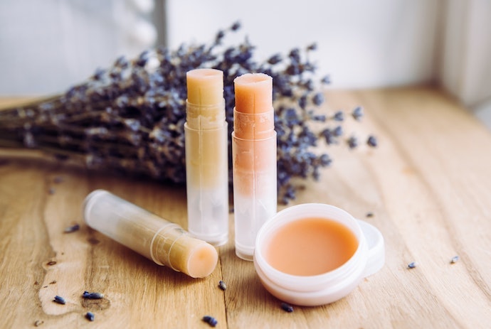 Utamakan lip balm pria dalam bentuk stick dan tube agar lebih praktis digunakan
