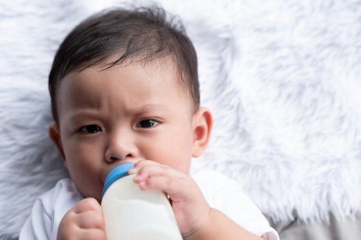 Untuk bayi yang menunjukkan gangguan pencernaan karena intoleransi laktosa, cari produk yang mengandung laktosa <1 g per 100 g susu