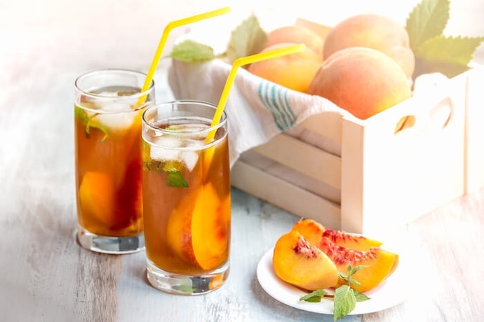 Pilih teh buah rasa peach dan lychee yang cenderung memiliki rasa manis alami