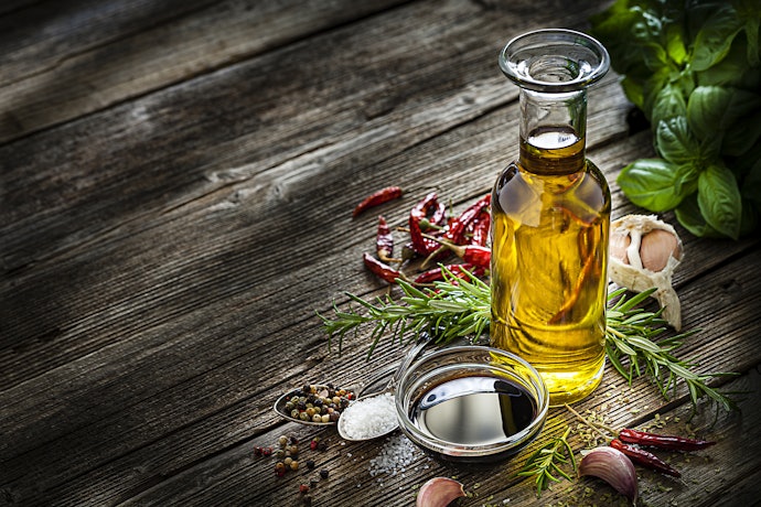 Untuk membuat berbagai jenis masakan, pilih chili oil dengan minyak kelapa sawit atau minyak sayur