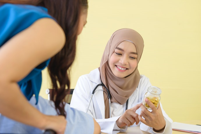 Untuk kasus bisul berulang, muncul lebih dari 2, atau disertai demam, segera konsultasikan ke dokter sehingga bisa diresepkan antibiotik