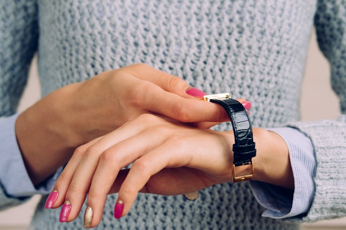 Sesuaikan ukuran dan kompatibilitasnya dengan case jam tangan
