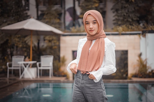 Untuk hijaber, pakai loose crop top atau baju crop lengan panjang yang bahannya tidak menerawang