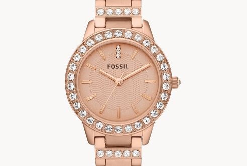 Untuk wanita, pilih jam berhiaskan rhinestones untuk tampilan yang manis