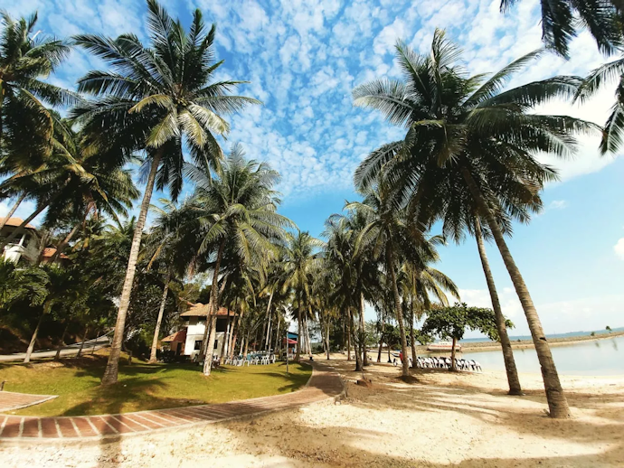 Pertimbangkan resort di pulau atau pinggir pantai untuk privasi lebih