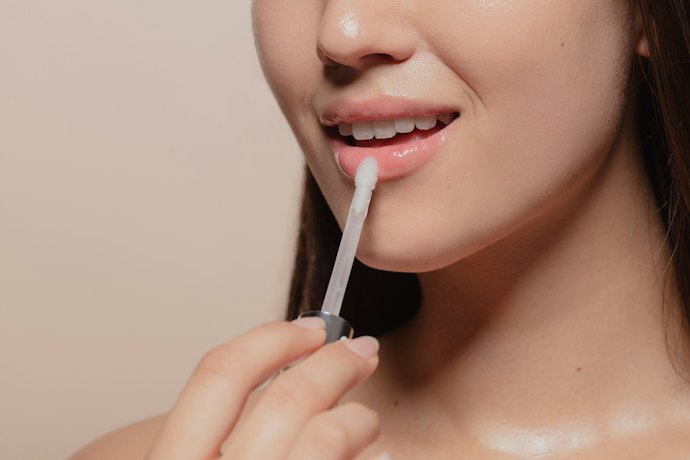 Untuk mencerahkan bibir, utamakan lip serum dengan vitamin C atau niacinamide