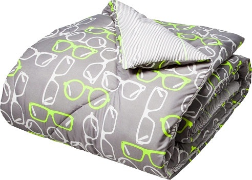 Gunakan selimut dengan isian atau bed cover jika Anda ingin yang tebal dan empuk