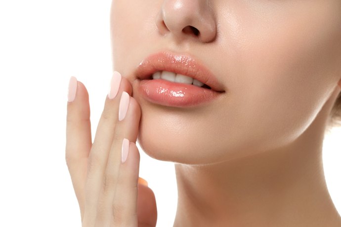 Utamakan lip tint yang mengandung bahan pelembap oklusif atau glycerin agar bibir tak mudah terkelupas