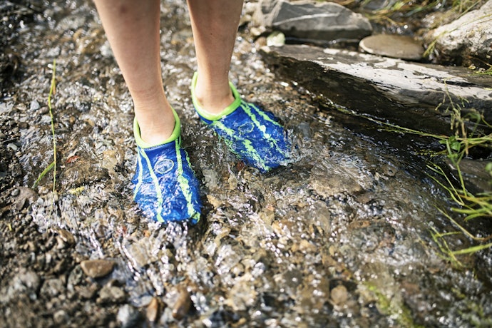 Untuk olahraga pantai, seperti snorkeling dan rafting, pertimbangkan water shoes atau water sandal