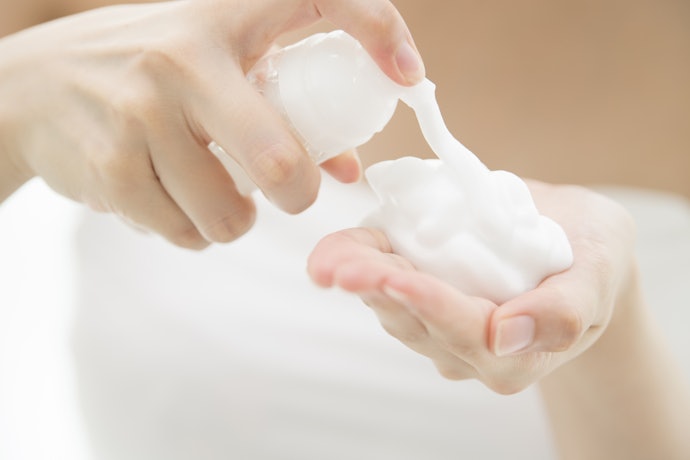 Pilih facial foam yang memiliki pH 4,7-5,7 atau punya klaim "low pH"