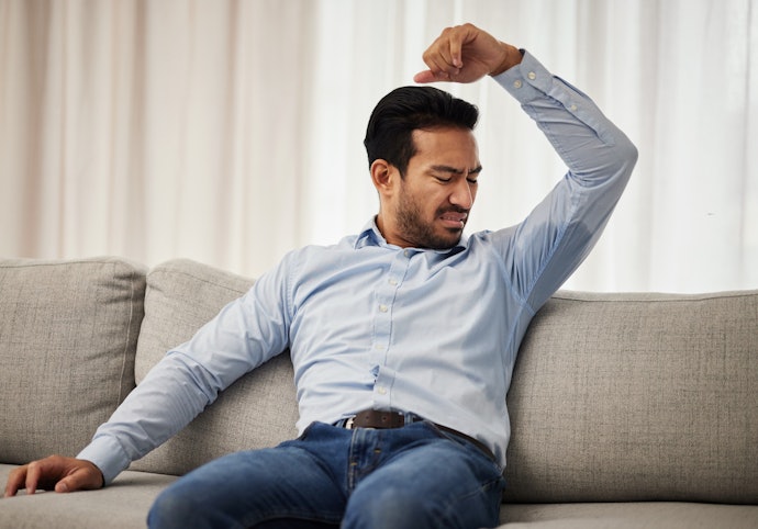 Untuk mengatasi keringat berlebih dan bau badan, pilih deodorant dengan kandungan aluminum chlorohydrate dan alkohol