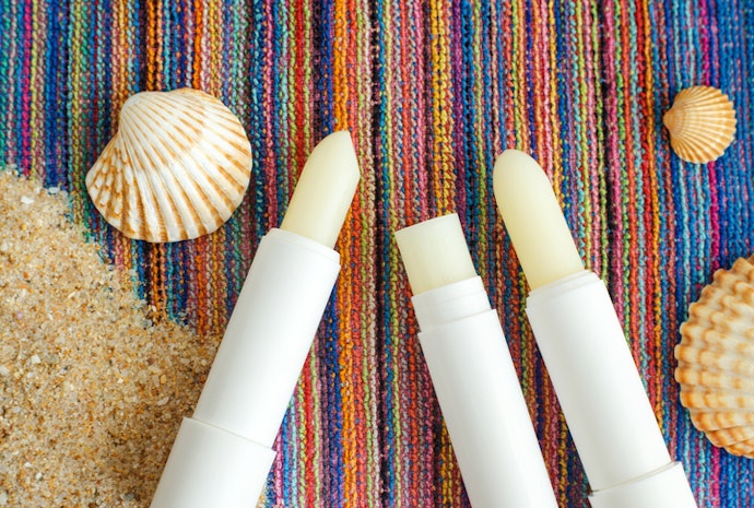 Pilih yang SPF-nya minimal SPF 10 agar terlindungi dari paparan sinar matahari