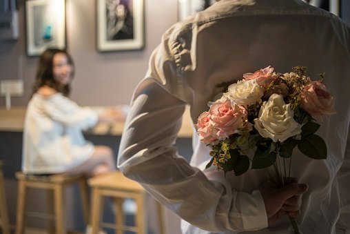 Pilih kado yang romantis dan terkesan istimewa, seperti buket bunga, cincin, dan kotak musik
