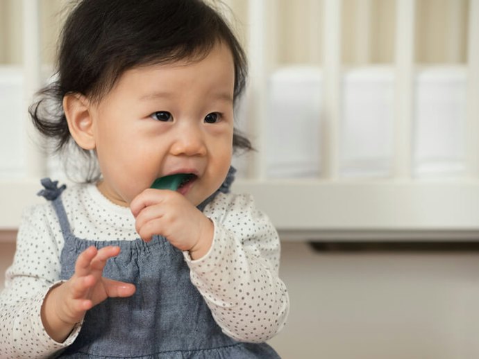 Untuk umur 0–2 tahun, pilih kepala sikat yang kecil dan bulat