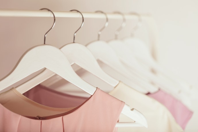 Pertimbangkan model hanger yang ideal untuk menggantung pakaian yang tebal atau baju anak kecil