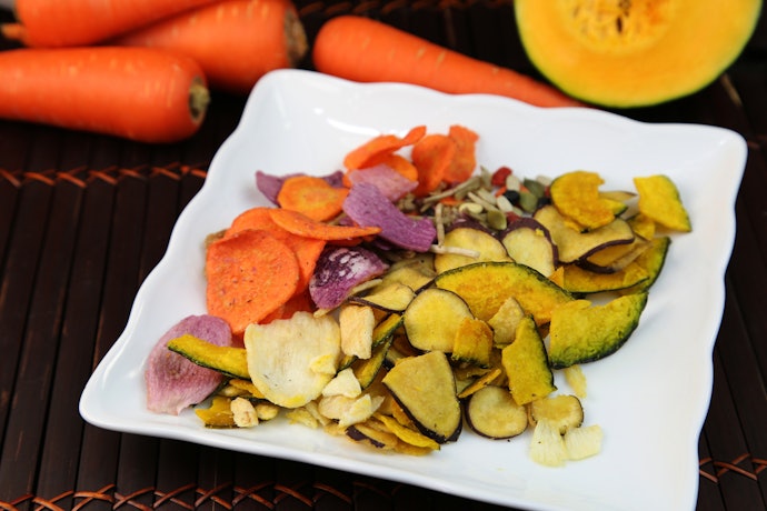 Sebagai pengganti makanan ringan ekstrudat, Anda bisa mengonsumsi snack gurih berupa keripik sayur