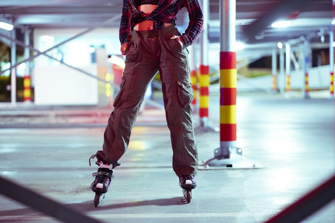 Jika Anda ingin tampil stylish kekinian, pilihlah celana cargo berdetail unik, seperti memiliki banyak kantong, beraksen tali, atau berpenutup zipper