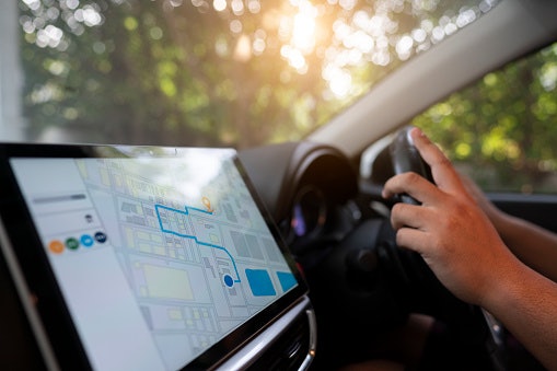 Jika ingin menggunakan fitur navigasi, cari head unit dengan layar 9 inci ke atas