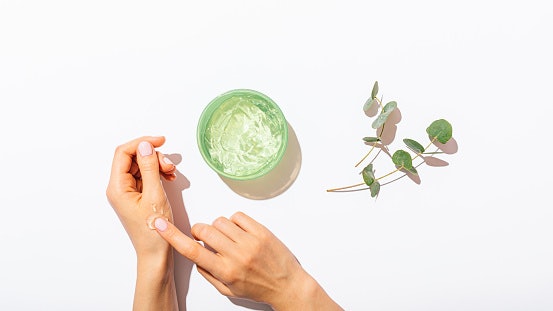 Untuk kulit yang sensitif, pastikan terdapat label hypoallergenic, bebas alkohol, paraben-free atau tanpa pewangi